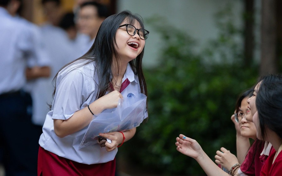 Điểm chuẩn đại học 2025 giảm mạnh? Phân tích phổ điểm THPT và dự báo theo từng khối ngành